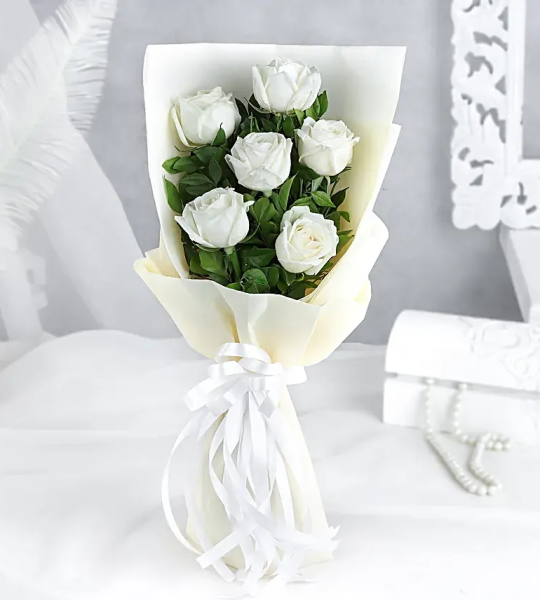Heavenly 6 White Roses Bunch
